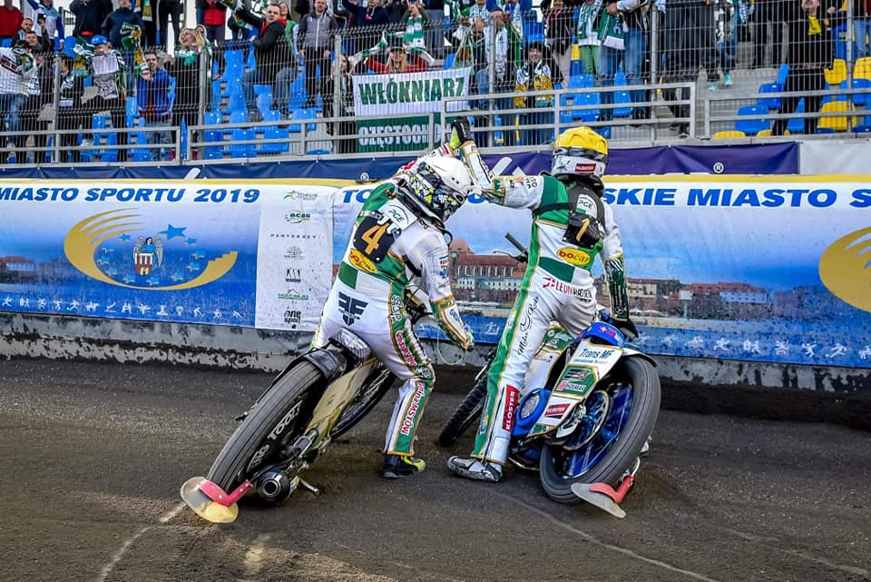 Leon Madsen med nummer 1 på ryggen, i den polske liga sammen med svenske Frederik Lindgren(4), hvor de nyder stor popularitet